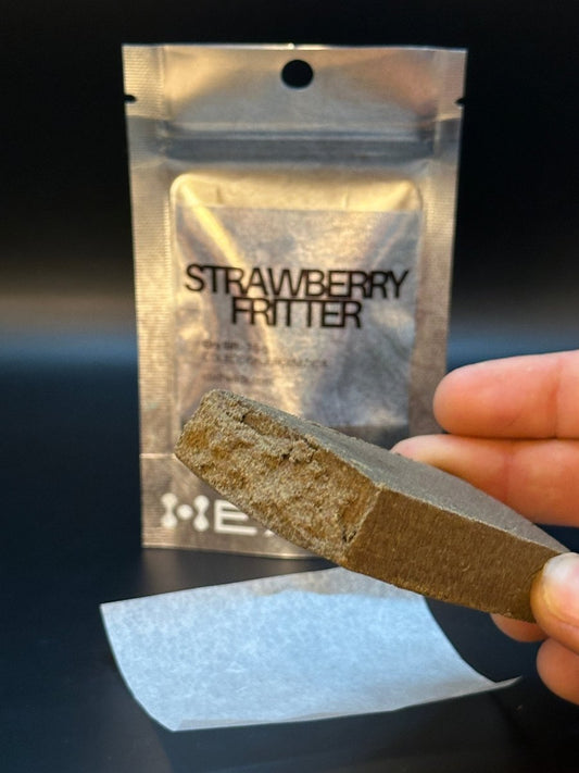 Dry Sift CBD Strawberry Fritter en la mano, con bolsa HEADZ