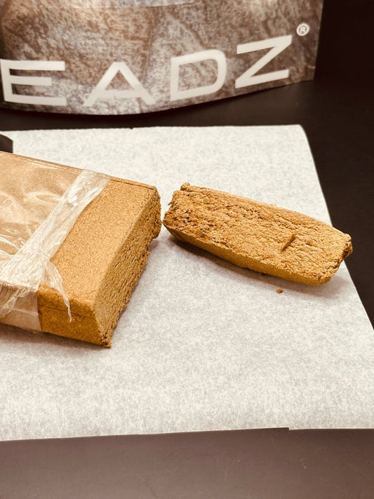 Tableta de resina CBD Amnesia partida, textura de polen