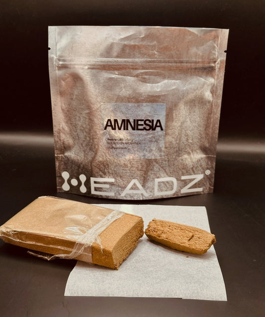 Resina CBD Amnesia en tableta junto a su bolsa HEADZ